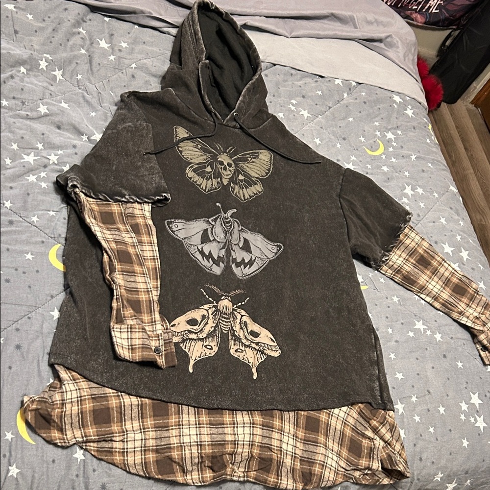 Hot topic-  Hooded Moth Graphic Shirt - Black and Brown